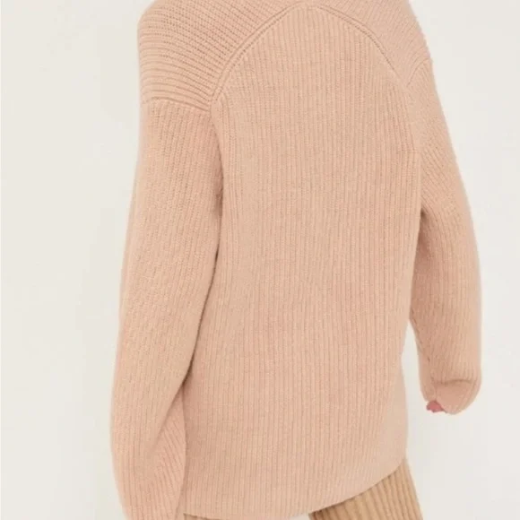 BNWOT URBAN OUTFITTERS VICTORIA OVER-SIZED SLOUCHY V-NECK BEIGE SWEATER SIZE XS - Picture 3 of 9